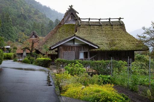 雨の美山茅葺の里 風景,景色,自然の写真素材