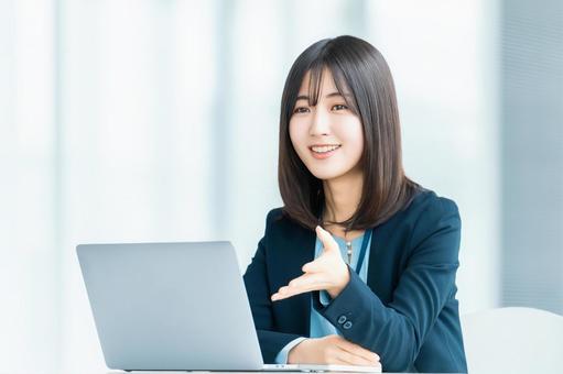 笑顔で対話をする女性・ビジネスウーマン 女性,パソコン,笑顔の写真素材