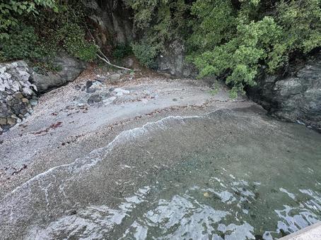木々に囲まれた小さなプライベートビーチ 木々に囲まれた小さなプライベートビーチ 海岸,浜辺,入り江の写真素材