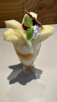 おしゃれな桃パフェ おしゃれな桃パフェ 桃,パフェ,カフェの写真素材