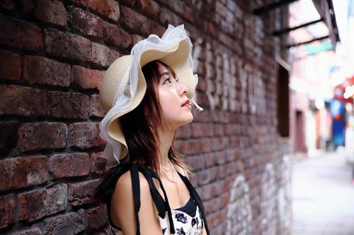 路地裏でひと休みする女性 路地裏でひと休みする女性の写真