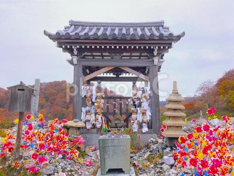 霊場恐山慈覚大師堂 慈覚大師堂,風車,紅葉の写真素材
