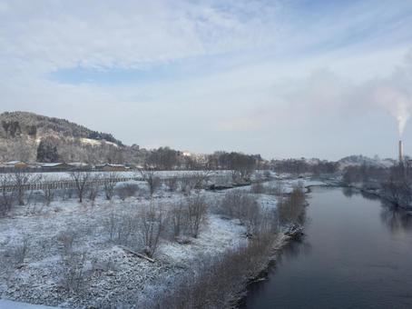 初冬 雪,川,風景の写真素材