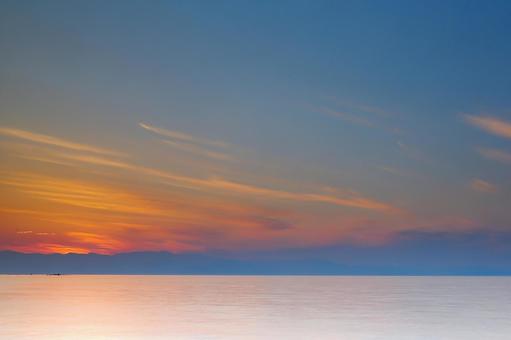 夕暮れの空と湖のグラデーション 夕暮れの空と湖のグラデーション 風景,自然,空の写真素材