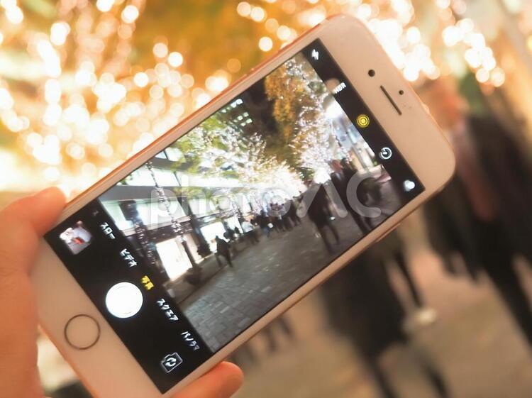 スマホ越しの風景 スマホ,景色,インスタ映えの写真素材