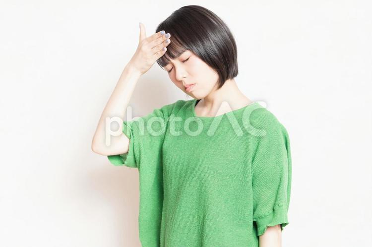 発熱で額に手を当てている若い女性 発熱,病気,若いの写真素材