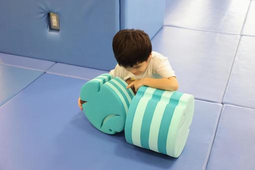 室内遊具で遊ぶ男の子 男の子,室内遊具,幼児教育の写真素材