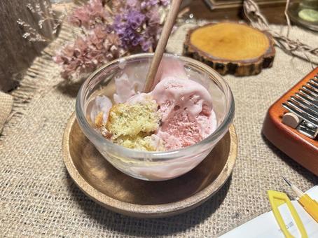 スコップケーキ パウンドケーキ,アイスクリーム,苺の写真素材