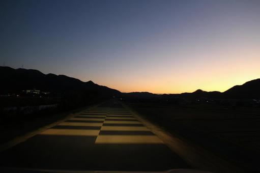 夕暮れ時のドライブ 夕暮れ時のドライブ 夕暮れ,道路,路面の写真素材