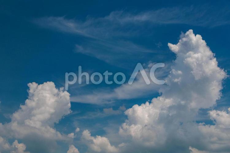 真夏の青空と白い雲 雲,空,風景の写真素材