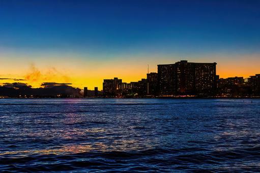 オレンジから青に染まるワイキキの夕暮れ オレンジから青に染まるワイキキの夕暮れの写真