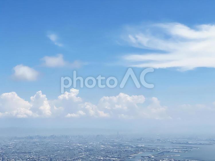 秋の青空と都会の街並み 空,青空,雲の写真素材
