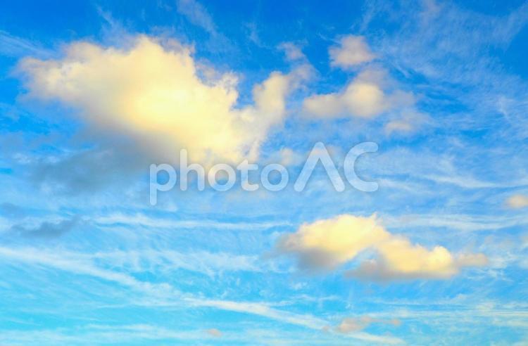 爽やかな青空と雲で背景のイメージ用素材 青空,自然,雲の写真素材