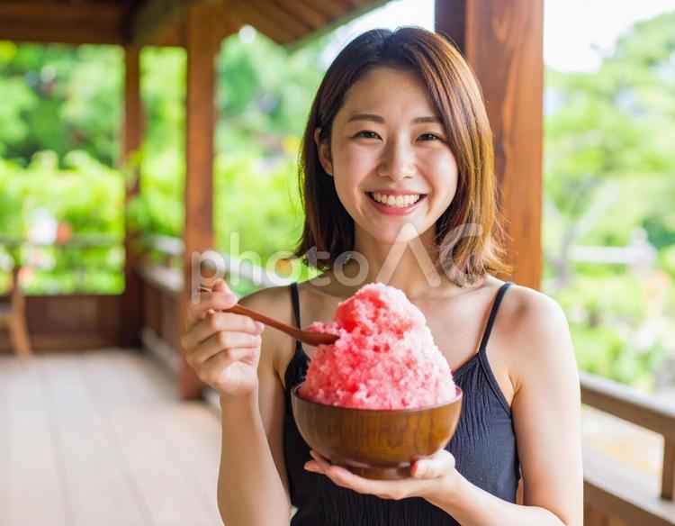 大きなかき氷（いちご味） 夏,かき氷,いちご味の写真素材