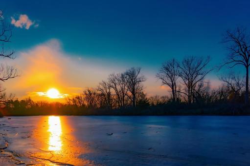 冬の湖と夕日の光 湖,氷,夕日の写真素材
