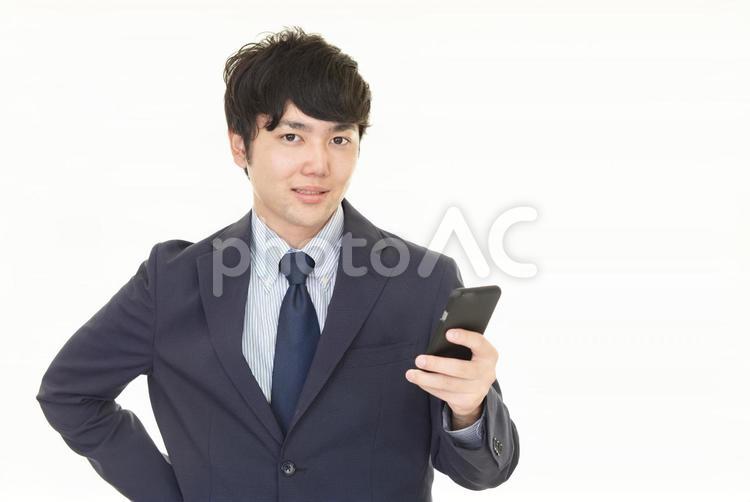 スマートフォンを持つ男性 スマホ,スマートフォン,アイフォンの写真素材