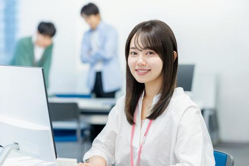 オフィスで働くビジネスウーマン ビジネスウーマン,若い女性,笑顔の写真素材