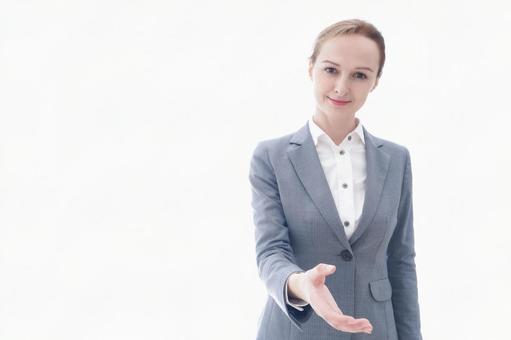 握手をするスーツを着たビジネスウーマン 握手をするスーツを着たビジネスウーマン 国際,西洋人,若いの写真素材