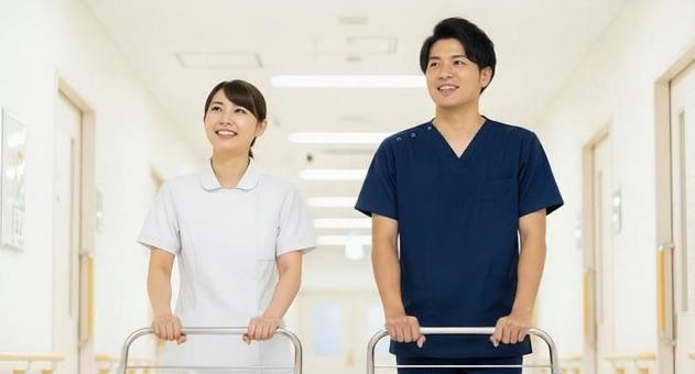 笑顔で病院の廊下を歩くアジア人看護師 笑顔で病院の廊下を歩くアジア人看護師の写真