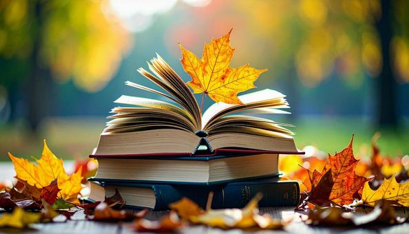 読書の秋 机の上の本 落ち葉の紅葉 読書の秋 机の上の本 落ち葉の紅葉の写真