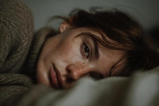 横たわる外国人女性 横たわる外国人女性の写真