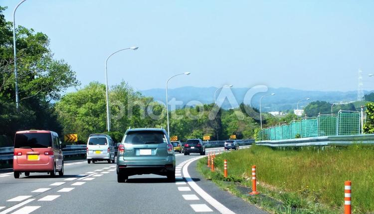 遠い山並みと高速道路のくだり坂カーブ 高速道路,カーブ,くだり坂の写真素材
