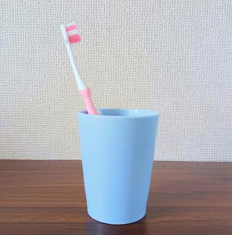 コップと歯ブラシ コップと歯ブラシ コップ,歯ブラシ,歯磨きの写真素材