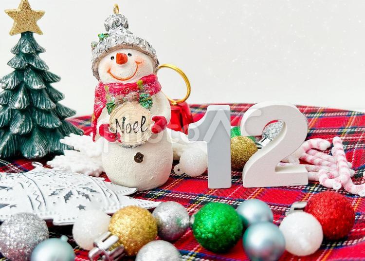 １２月のお知らせをするスノーマン スノーマン,クリスマス,年末の写真素材