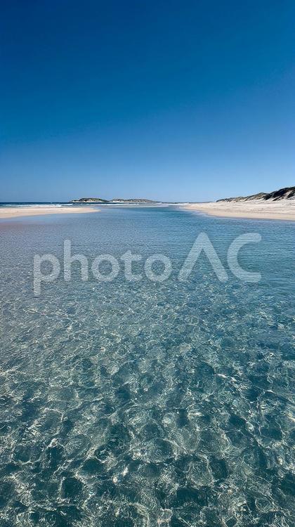 夏のビーチ、澄み切った海 海,水,浅瀬の写真素材