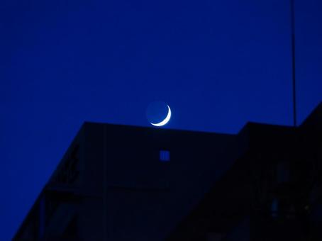 濃紺の夜空からビルの屋上に降りた月 濃紺の夜空からビルの屋上に降りた月 月,三日月,ビルの屋上の写真素材