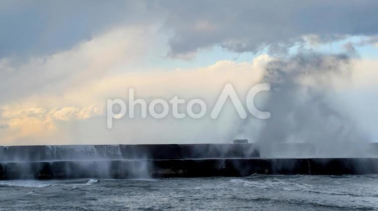 冬の荒波と防波堤 海,波,防波堤の写真素材