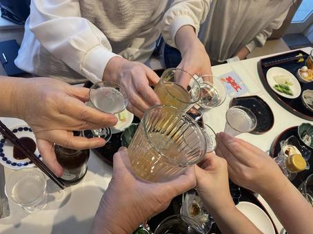 とりあえず乾杯！ 食事会,井戸端会議,談笑の写真素材