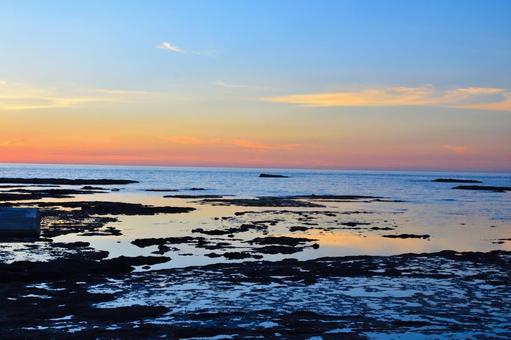 空と海 空と海 海,岩,風景の写真素材
