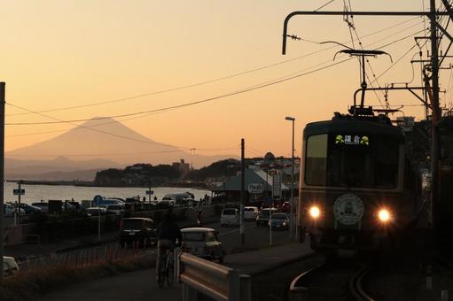 富士山と江ノ電 富士山と江ノ電 江ノ電,富士山,電車の写真素材