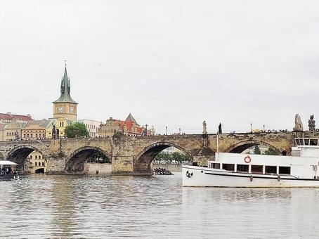 【プラハ】遊覧船とカレル橋 【プラハ】遊覧船とカレル橋 ヨーロッパ,海外,船の写真素材