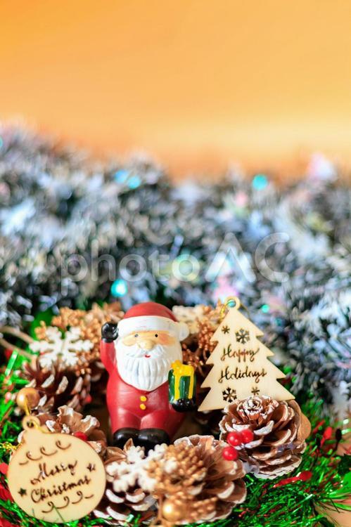 サンタクロースの置物とクリスマスイメージ チャーム,リース,松ぼっくりの写真素材