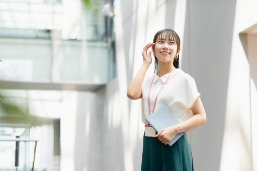 オフィスで働く若いビジネスウーマン オフィスで働く若いビジネスウーマンの写真
