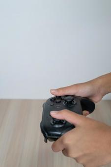 ゲームコントローラーを持つ縦構図の手元 ゲーム,コントローラー,手元の写真素材
