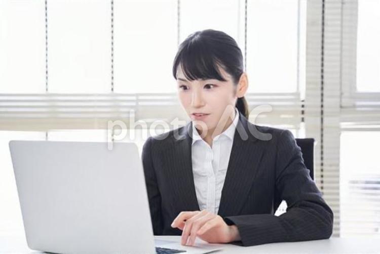ノートパソコンを操作するビジネスウーマン 女性,ビジネスウーマン,驚くの写真素材