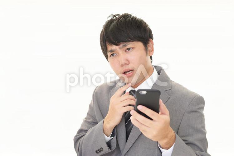 スマホを持つ男性 スマホ,ビジネス,スマートフォンの写真素材