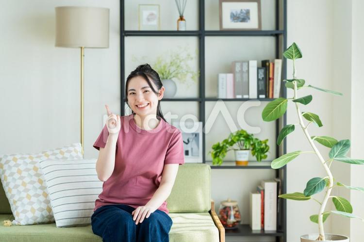 リビングでおすすめする若い女性 おすすめ,女性,若いの写真素材