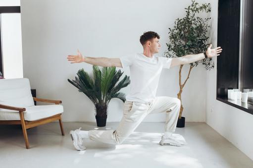 戦士のポーズをしている男性 男性,外国人,欧米人の写真素材