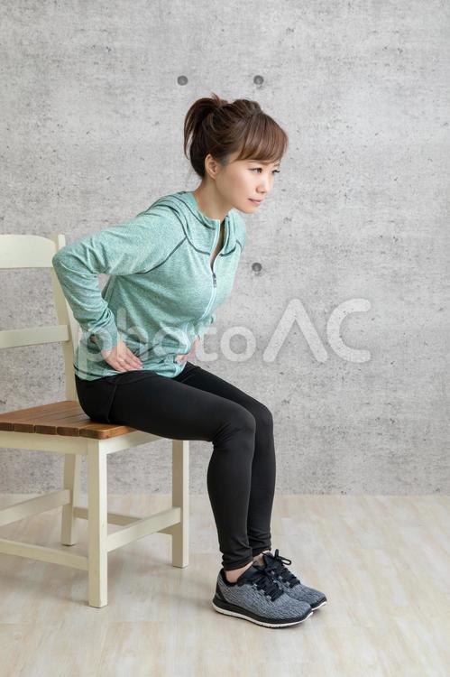 椅子を使ったトレーニングをする女性 椅子,筋トレ,骨盤の写真素材