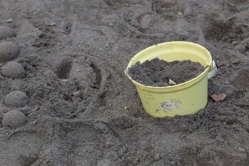 砂場に放置されたバケツ 公園,砂場,遊び場の写真素材