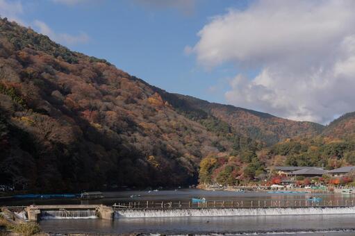 桂川越しに眺める嵐山の秋の山 嵐山,桂川,川の写真素材