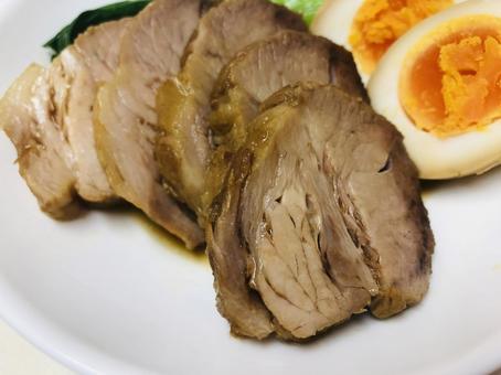 煮豚と味付け玉子青梗菜添えクローズアップ 煮豚,料理,豚肉の写真素材