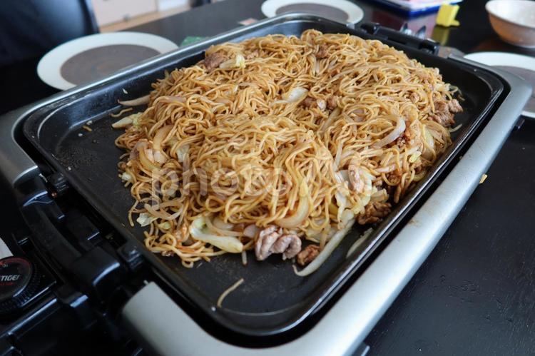 ホットプレートで作った焼きそば（アップ） ヤキソバ,焼きそば,ホットプレートの写真素材