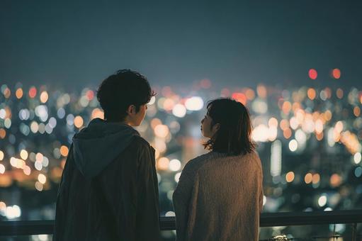 街の光に包まれる二人 街の光に包まれる二人の写真