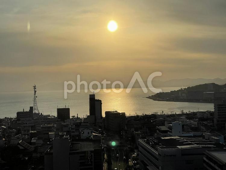 夕日と湖と街並み１ 夕日,湖,街並みの写真素材