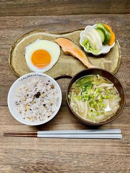 目玉焼きと焼鮭の朝ご飯③ 目玉焼きと焼鮭の朝ご飯③ 目玉焼き,鮭,シャケの写真素材